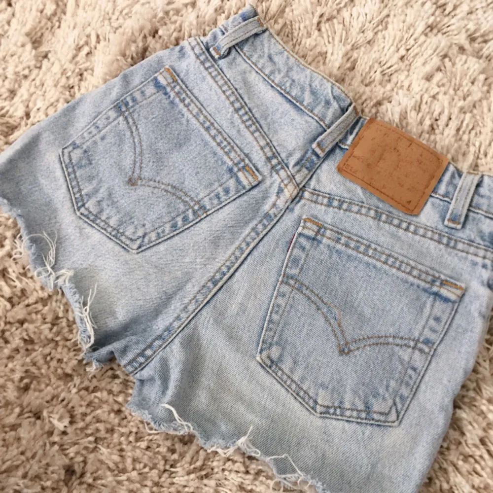 Säljer mina Levi's shorts som tyvärr har blivit för små för mig. Som ni ser har mycket av texten på lappen där bak försvunnit så är inte helt säker på vilken storlek de är, men de är för små i midjan för mig som är storlek S så skulle säga XS! Kan mötas upp i Stockholm, annars står köparen för frakten 😊. Shorts.