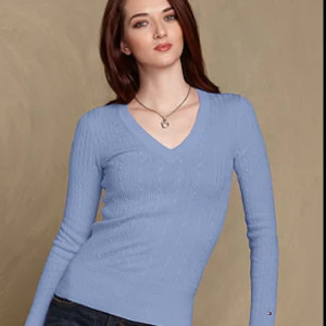  - Ljusblå Tommy Hilfiger cavel stickad tröja. Knappt använd, skriv för fler bilder. Köparen står för frakt🙂