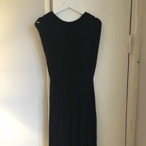  - Svart avslappnad långklänning i skönt tyg. 