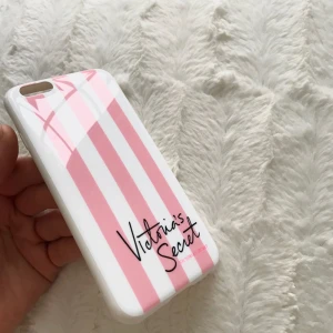  - Skal från Victoria’s Secret, inköpt i Florida. Jättefint och knappt använt, säljes pga ny mobil. Materialet är kan beskrivas ungefär som mjuk hårdplast.