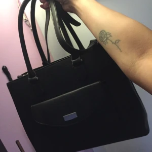  - Den väska är ganska stor med det jätter bra material.  Har använt inte många gånger. Det fortfarande nytt 