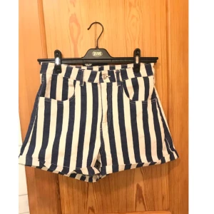 - Högmidjade randiga shorts ifrån H&M i jätte fint skick ✨  Köparen står för frakt 📮  Katt finns i hemmet 🐈