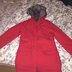  - Vinterjacka från North Bend köpt för 1000kr knappt använd. säljer för 150kr. Köparen står för frakt. (Kan mötas runt malmö & lund) Man kan ändra storlek vid midjan, den har fickor vid brösten. Jackan har fake päls, men går såklart att byta.