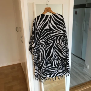  - Cool tunika i zebramönster med fransar nedtill🦓