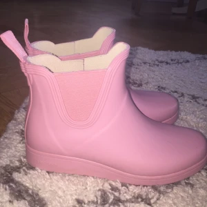  - Rosa gummistövlar av märket Tretorn. Använda endast en gång men tyvärr är mina fötter för breda då denna modell är rätt smal. 