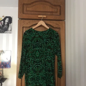  - Klänning från H&M som är i bra skick. Har endast används ett åar gånger. Köparen står för frakten. 