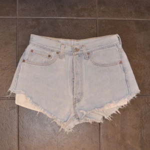  - Säljer mina älskade Levis 501 shorts. Fortfarande i väldigt gott skick men finns en mindre slitning på baksidan (se bild 3)  Kan mötas i Norrköping annars tillkommer frakt.  Om du har några frågor är det bara att skriva! 