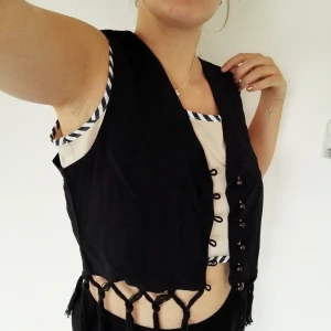  - Snygg vintage väst med fransar. Stilren och detaljerna gör den riktigt cool! Jag är small och den är lite oversize på mig så skulle absolut passa en m också. Väldigt bra kvalitet!