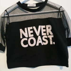  - Crop top med tryck och meshdetaljer