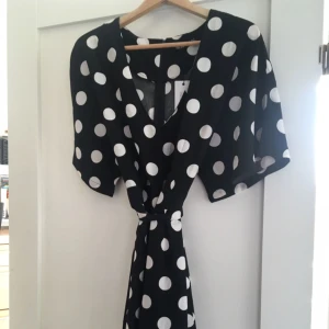  - söt byxdress från Boohoo! Aldrig använd, var fel storlek för mig! 