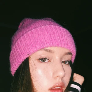  - Rosa trendig mössa ifrån H&M, endast använd en gång (tagning av selfies, självklart). Frakt på 35 tillkommer! 