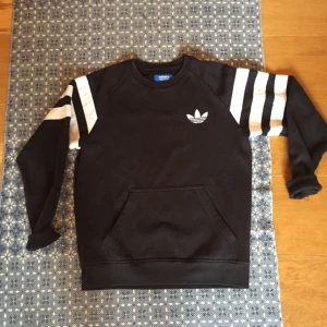  - Vintage Adidas sweatshirt, använd max 5 ggr. Nypris 800 