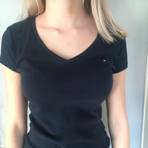  - Knappt använd marinblå t-shirt från Tommy hilfiger. Frakt ingår ej