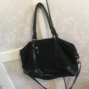  - Simpel väska köpt från butiken accent! Väskan har två "handtag" samt ett längre