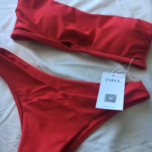  - Fin röd bikini från Zaful, underdelen är brief modell och överdelen är bandeau. Aldrig använd och lapp är kvar på. Säljer pga att den var lite liten🌼 Frakt ingår inte, kan annars mötas upp i Stockholm. Tar swish🌼