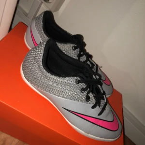  - Använda inomhus sko från Nike! Sååå sköna!! Möts upp i Sthlm o fraktar (kunden betalar frakten) hör Järna av dig om du har frågor ! Priset går att diskutera 😊