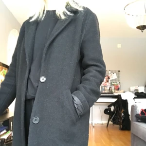  - Svart kappa från Vero Moda. Bra skick. Möts upp i Stockholm annars tillkommer frakt.