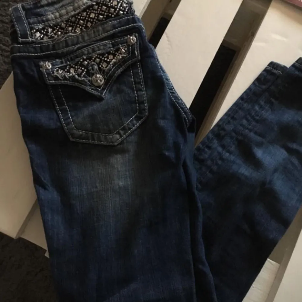 Snygga jeans från märket miss me. . Jeans & Byxor.