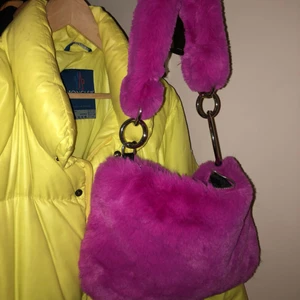  - Jättefin, slutsåld väska från Topshop i rosa fuskpäls. Väldigt eftertraktad och knappt använd. Säljes pga köpt en liknande väska. Fina silverdetaljer.