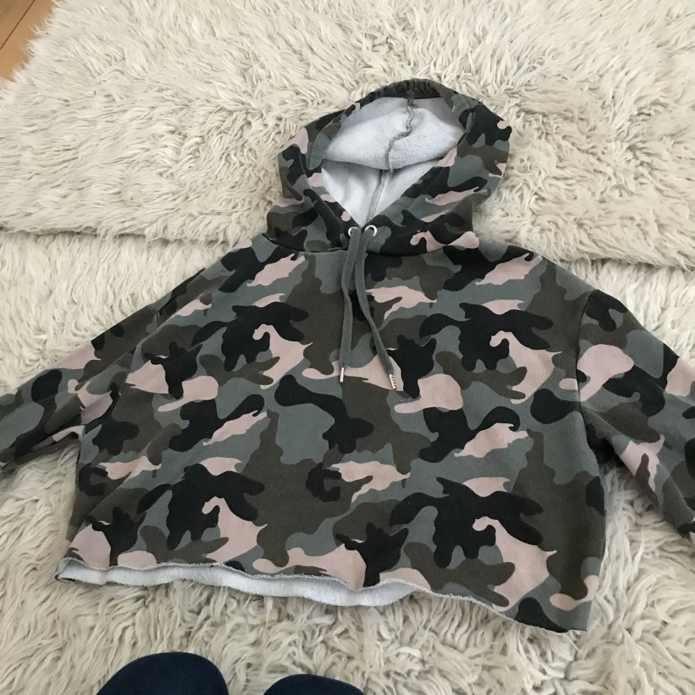 En skitsnygg croppad camo-hoodie köpt för ungefär 1 år sedan jag bara inte använder längre. Det står storlek M men skulle nog säga att den passar en XS-S bättre. . Hoodies.