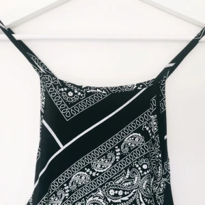  - Paisley-mönstrad, kroppsnära och lårlång klänning i stretch.  Storlek 42, väldigt true to size.  Säljes pga. viktnedgång. Nyskick, tvättad en gång.  100kr + 20kr frakt. Betalning via Swish. 