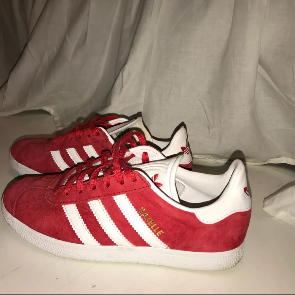 Röda adidas Gazelle sneakers, använda ca 2 gånger. Som nya och hur fina som helst! Säljer för att jag inte får någon användning av dom. . Skor.