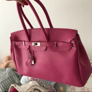  - Väska köpt i Italien, använd max 5 gånger. Nypris 600:-