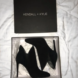  - Supersnygga stövletter från Kendall+Kylie, Helt oanvända!    Originalpris: 1359:- Storlek: 40 Modell: Madison Färg: Black Savoy Suede