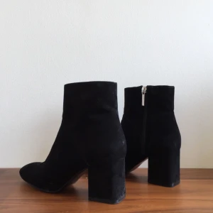  - Fina mockakängor från Zara. Bara använt dem 2-3 gånger. Fraktkostnad tillkommer eller möts upp i Stockholm.