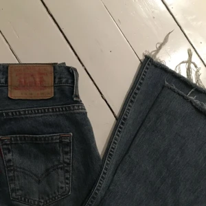  - Utsvängda jeans från Levis. Tyvärr fel storlek för mig... De är avklippta, passar mig som är runt 160cm. Köparen står för frakt💋