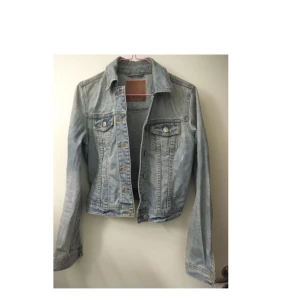  - Ljus jeansjacka från Gina tricot. Som nog synes på bilden har den tyvärr blivit alldeles för liten för mig, den är lite kortare i midjan. Se gärna mina andra annonser, garderobsrensar denna vecka.