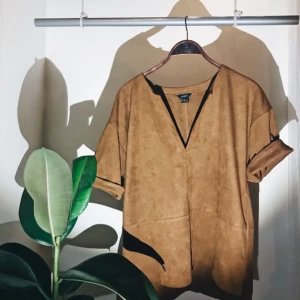  - Snygg brun mocka tröja med v-ringning. Köpt på Lindex och har använt den 1 gång. Den ska vara lite oversize i storleken så därför det står XS i tröjan men jag har oftast medium så skulle säga att det är en M