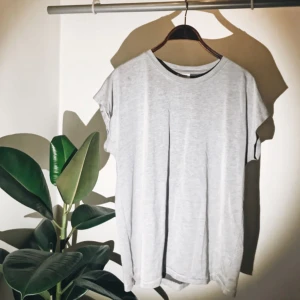  - Grå t-shirt från Weekday och från kollektionen ”MTWTFSS”. Ingen speciell passform så tröjan är i unisexmodell. Väldigt skönt material och i fint skick.