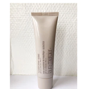  - Primer från Laura Mercier med spf 30. Den passar mycket bra under foundation, men kan även användas bara som solskyddsfaktor då den jämnar ut huden. Säljer den eftersom den inte passar min hudtyp, inköpt för 380 kr och endast testad 2 gånger. Köparen betalar frakten. 