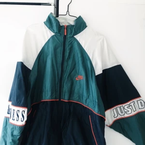  - Skitball nike jacka o storlek L, snygg att ha oversize. Köpt av en annan tjej här på plick men har tyvärr aldrig använt den då jag redan har massor av jackor. Köpare betalar frakten :)