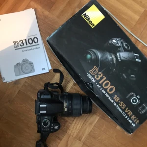  - Nikom Systemkamera D3100. I priset ingår:  Kamerahus objektiv, 18-55mm SAMT objektiv 55-200mm Batteri Laddare
