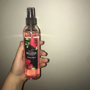  - Hollister ”tidelands beach” body mist, sprutar ca 3-5 sprut! 35kr frakt!