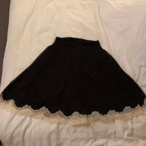  - Supersöt volang kjol, med puff och söt spets. Slutar en liten bit ovanför knäna. Aldrig använd. Frakt tillkommer.