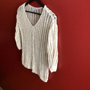  - Summer/Spring sweater; suits white trousers or slim jeans (Säljer även allt för 800kr)