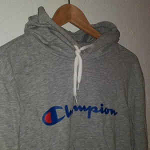  - Helt ny champion hoodie, endast använd 1 gång  Frakt inräknat i priset