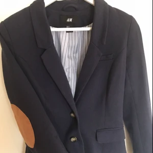  - En mörkblå kavaj från H&M. Den är nästan helt oanvänd och sitter superbra på en 34/36:a⭐️