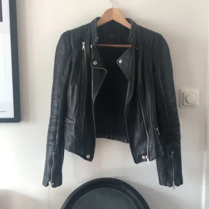  - Äkta skinnjacka från zara med markerade axlar.   Köpare betalar ev frakt. 