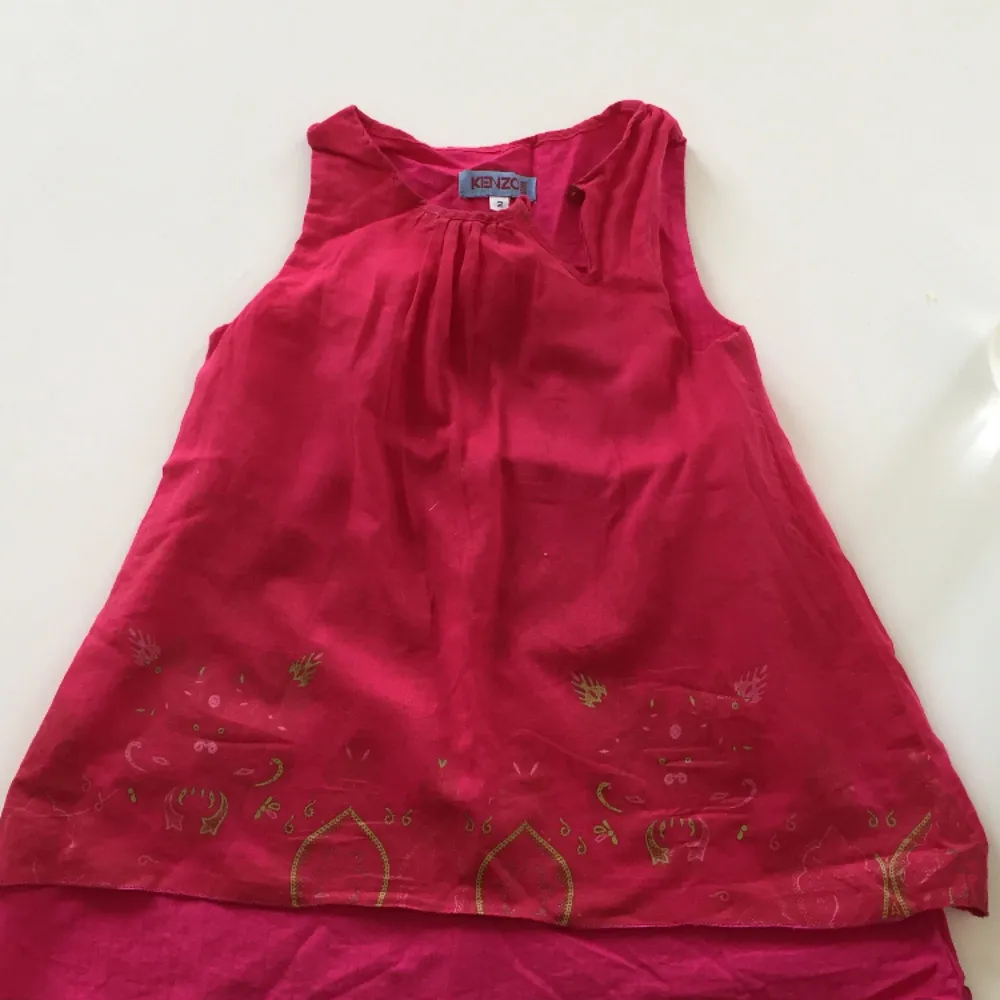 En söt hallon röd kenzo klänning för ett barn. Dubbel tyg. Tunn bomull. För ett barn som är cirka 4 år. Klänningar.