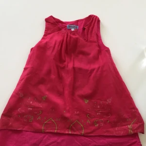  - En söt hallon röd kenzo klänning för ett barn. Dubbel tyg. Tunn bomull. För ett barn som är cirka 4 år