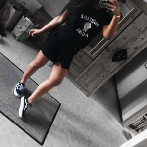  - Skit snygg ny & oanvänd tisha med trycket ”fight like a girl”. Mjukt bomull material. Storlek M ❣️ FRAKT INGÅR I PRISET!! Alla mina priser är inklusive frakt. Samfraktar vid flera köp. Skickar via postnord eller möts upp i Karlstad. Inga skambud, tack! Har många olika annonser ute, så kika gärna på min profil. Happy shopping. 