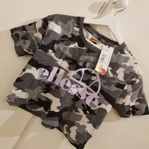  - Lite kortare tisha, prislapp kvar = endast testad 🌹 + frakt 