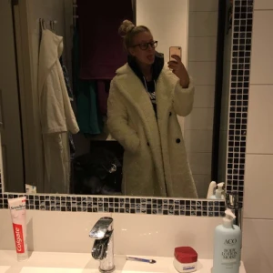  - Säljer denna goding (inga djur skadades, alltså inte äkta) använd EN gång. Säljer den för att jag tyvärr inte använder den alls. Nypris - 1000 (köpte i USA) Säljer för 500kr. Passar storlek XS-M.  Kan mötas upp i Norrköping/Kalmar, annars står köparen för frakt! 🤗