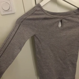  - Långärmad tröja från hollister. Aldrig använd & prislapp sitter kvar! 