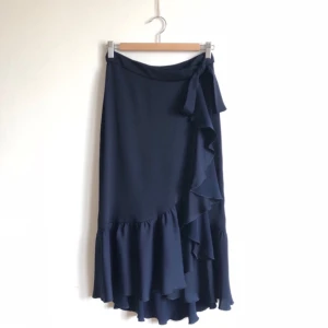  - Superfin midikjol från Zara, omlott! Helt oanvänd. Delar gärna på frakten!