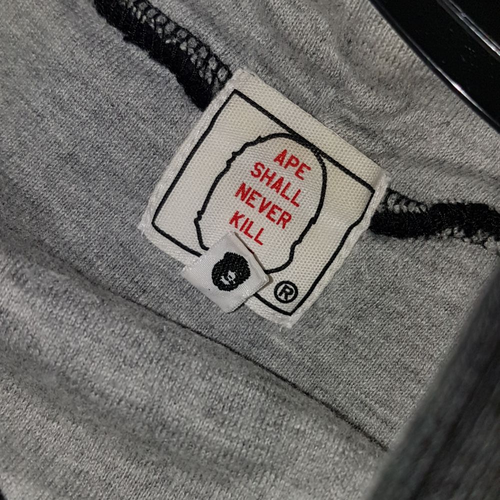 En Bape Hoodie som inte används längre Bra skick, inga fula märken, fläckar eller liknande Pris kan diskuteras. Huvtröjor & Träningströjor.